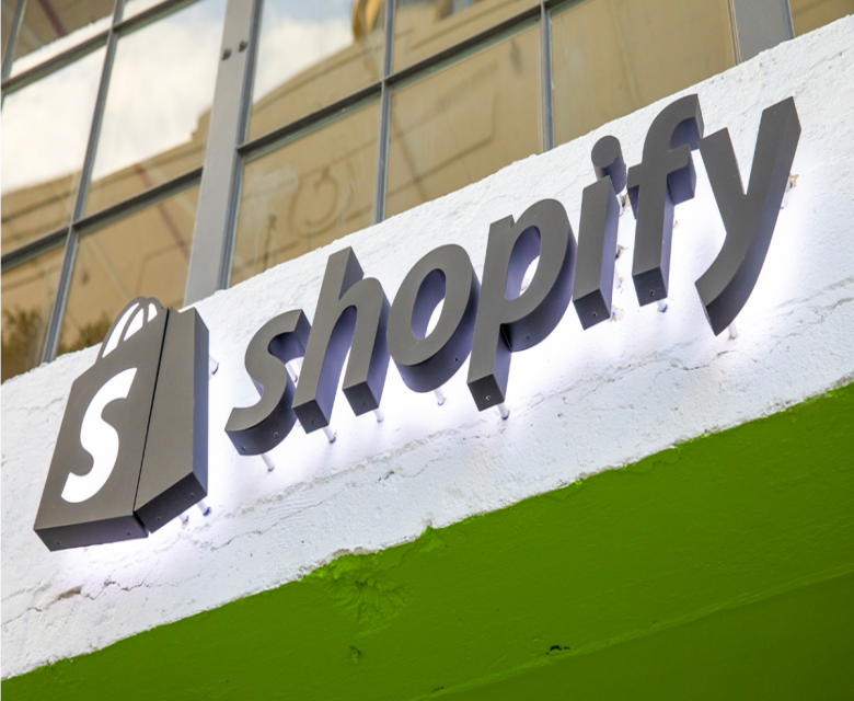 موظفو الدعم في Shopify سرقوا بعض بيانات المتاجر الإلكترونية